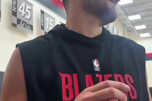 开拓者快问快答：小杨爱去洛杉矶，飞机上最爱的不是零食而是水果